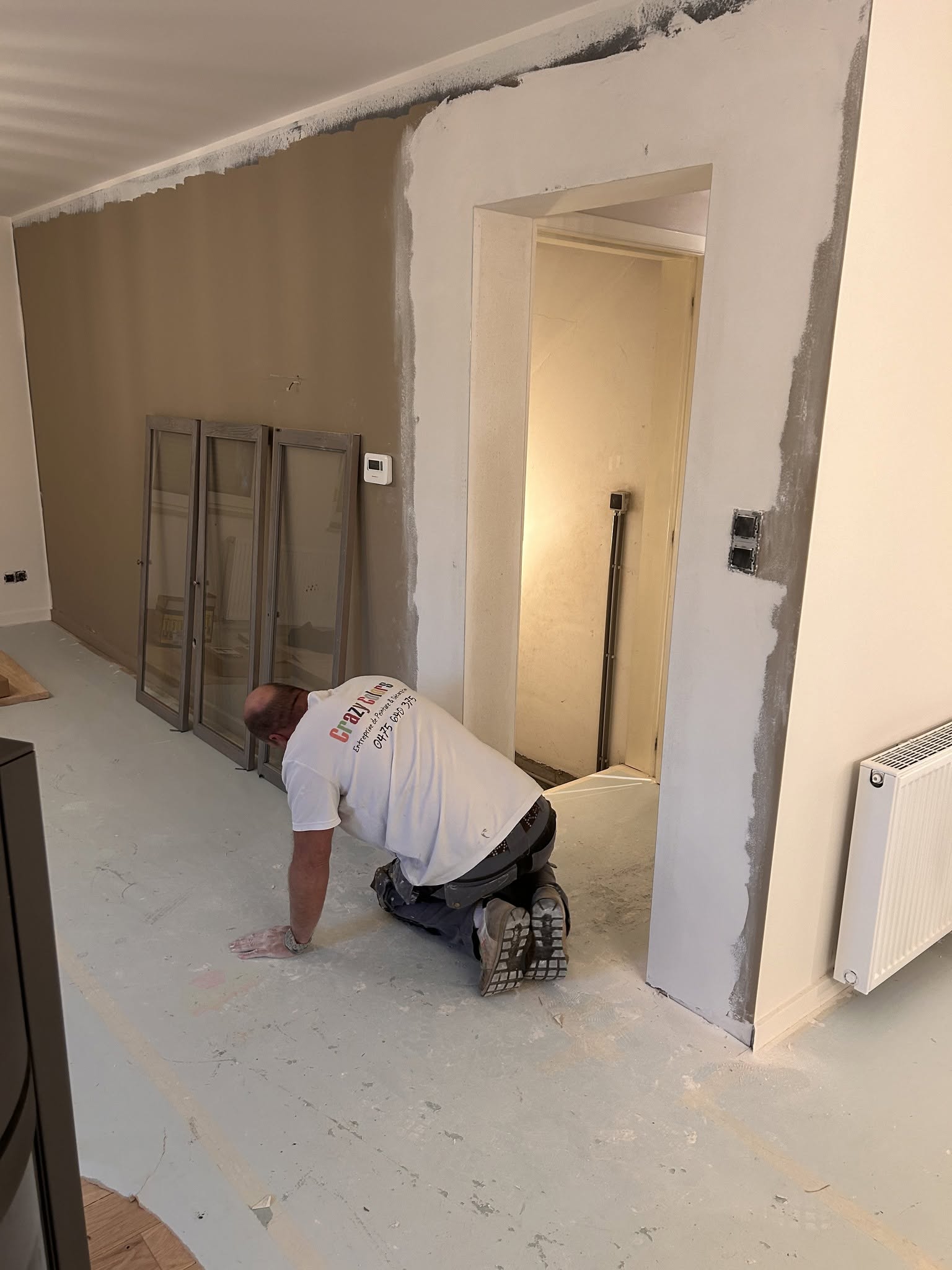 Christophe réalisant les finitions murales