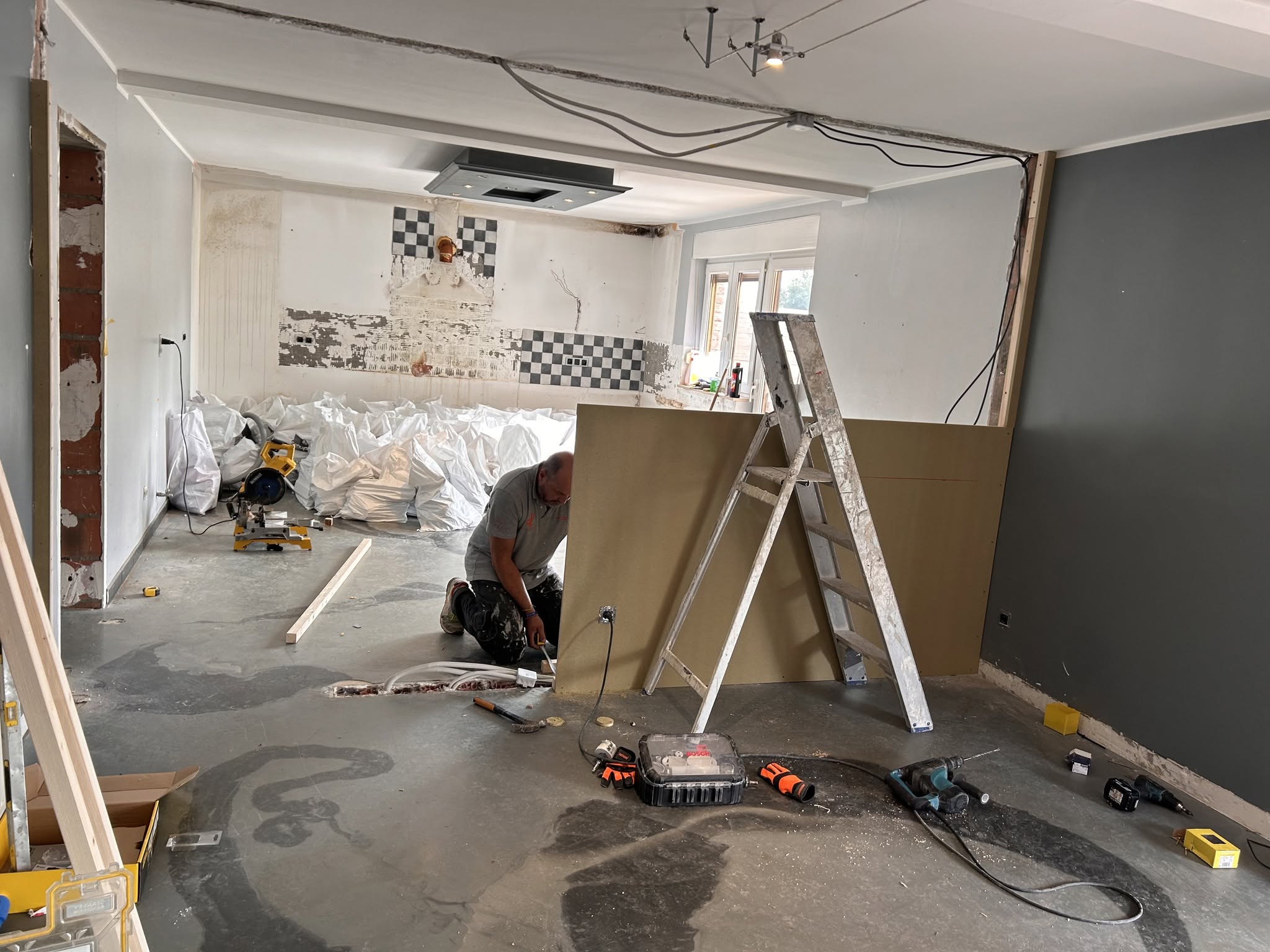 Pièce de vie pendant les travaux de rénovation CrazyColors
