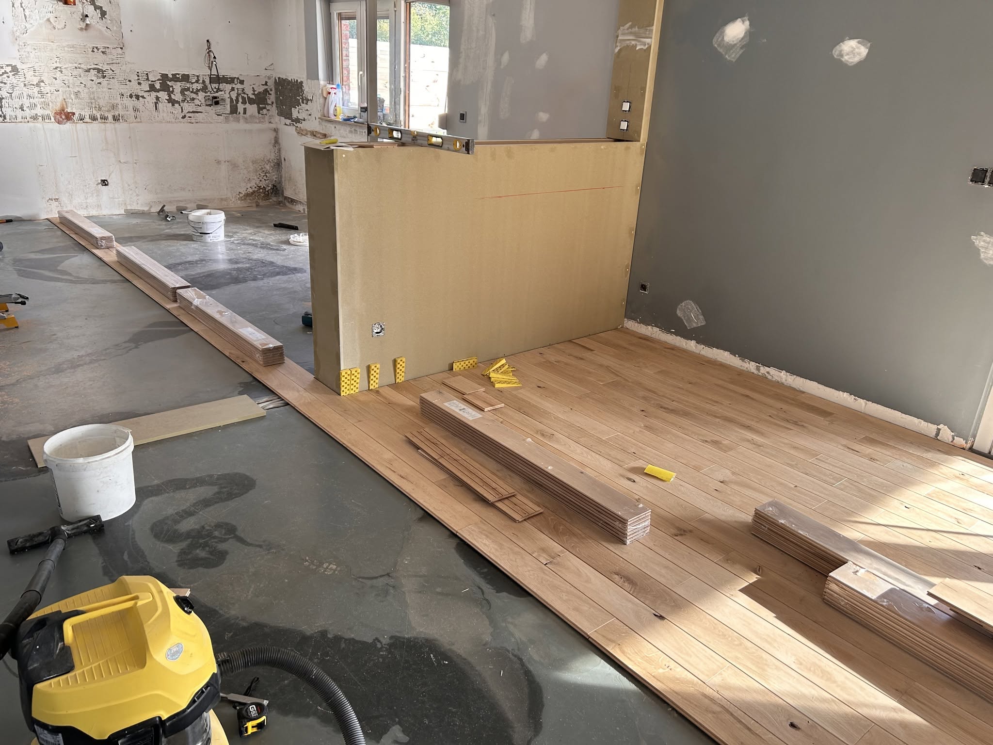 Pose du parquet dans la pièce de vie