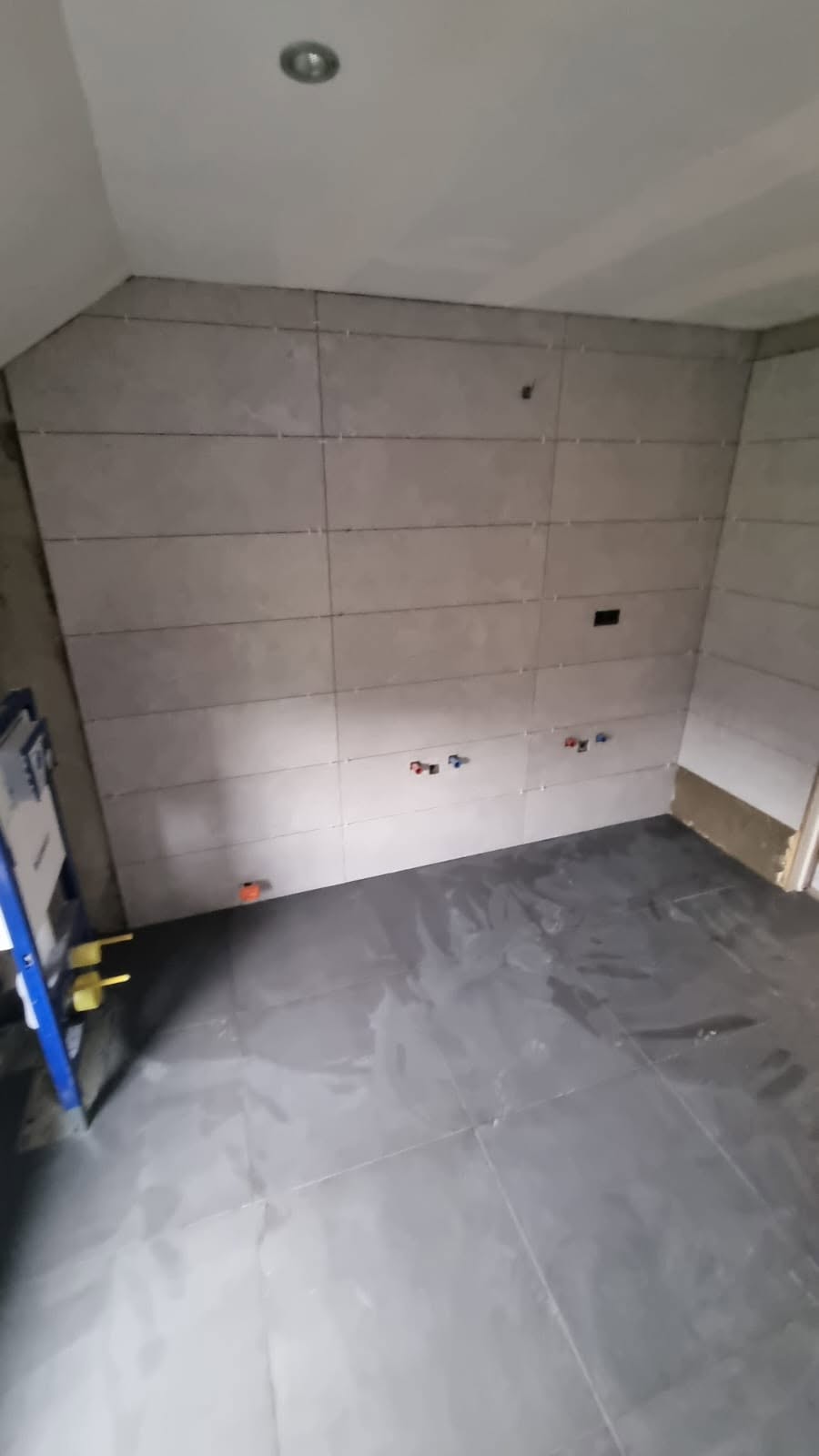 Carrelage de la salle de bain en cours de pose