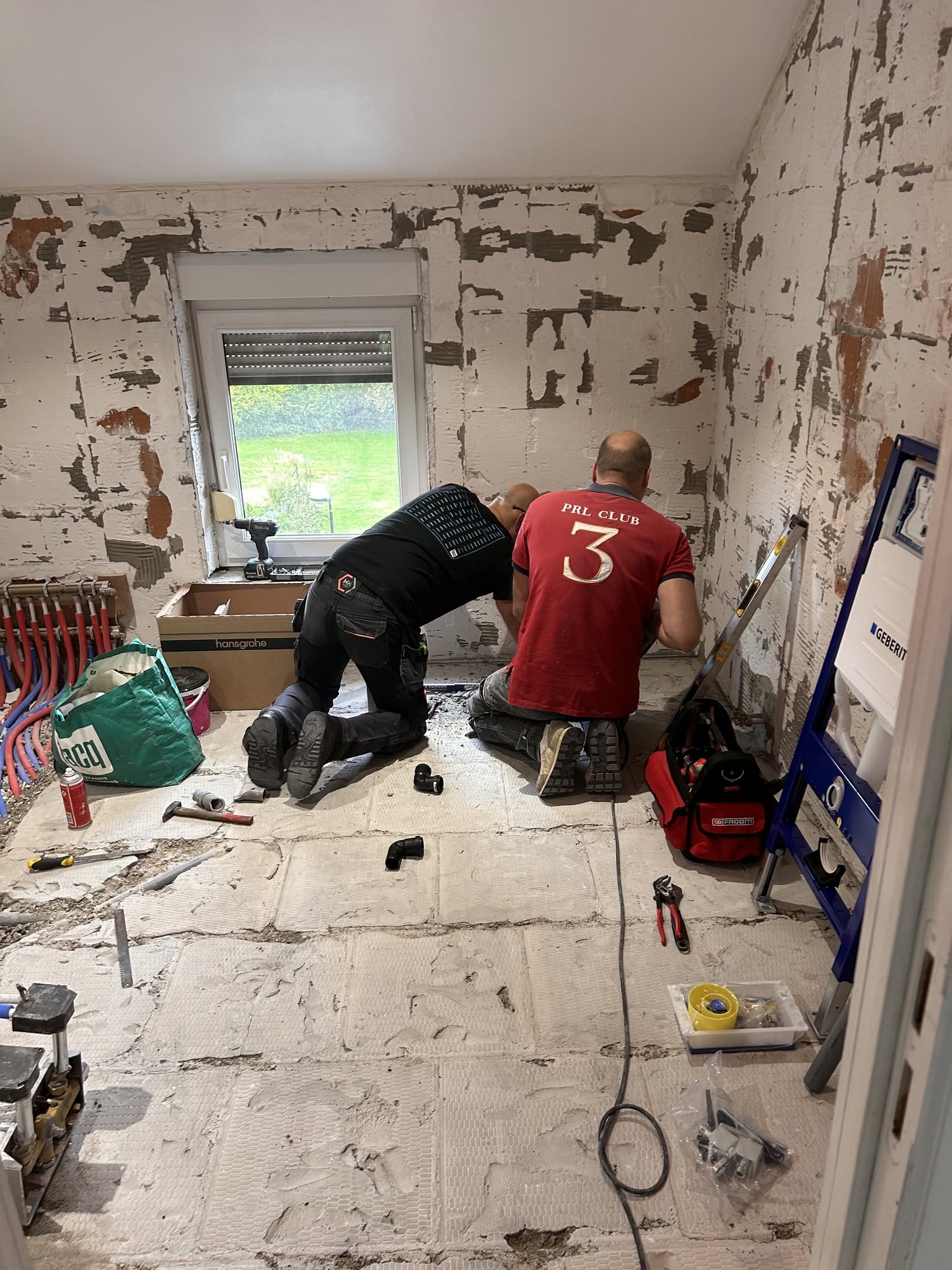 Artisans au travail sur le chantier de salle de bain