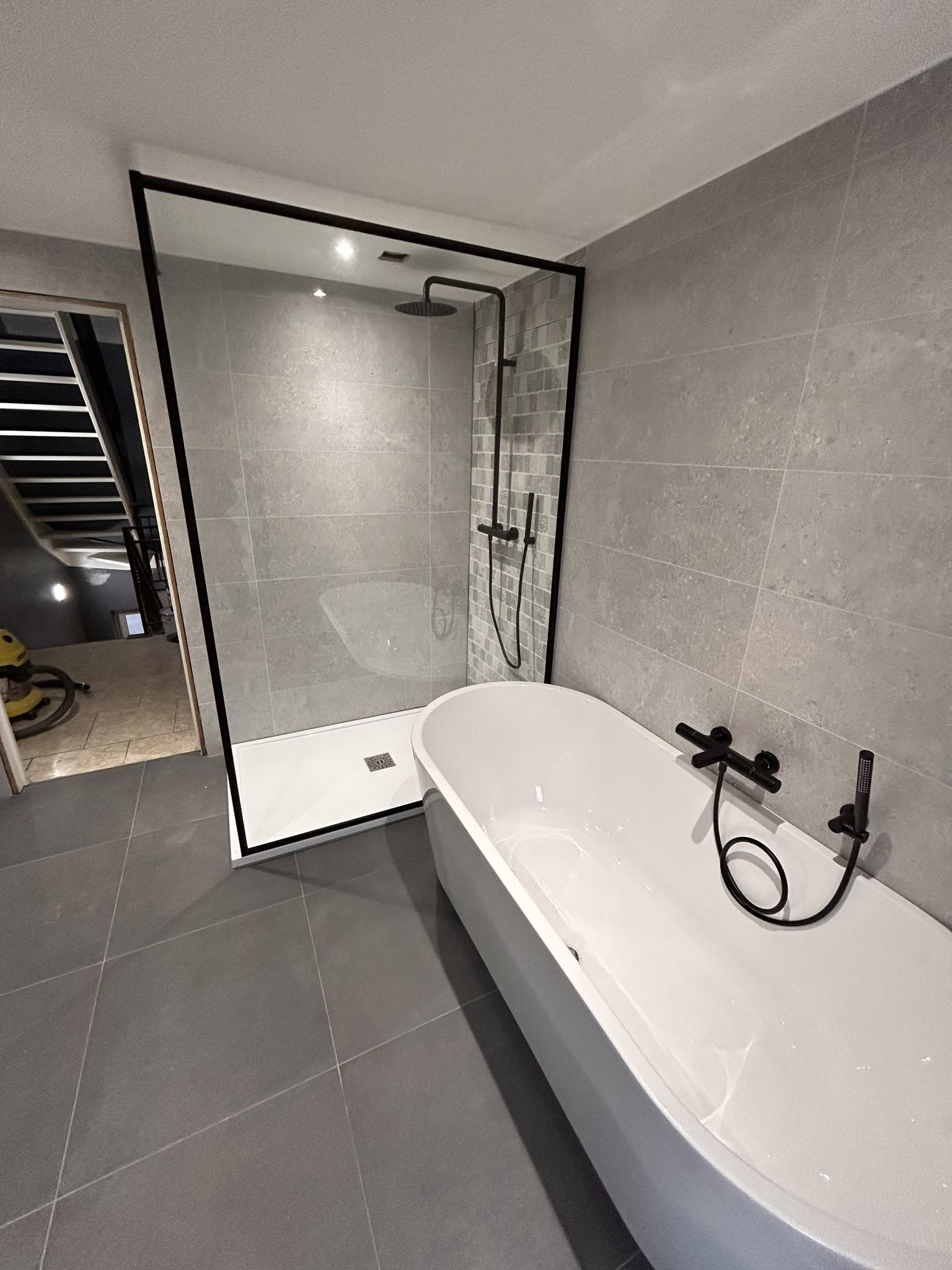 Salle de bain terminée avec baignoire et douche vitrée