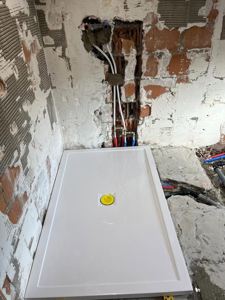 Installation du receveur de douche pendant le chantier